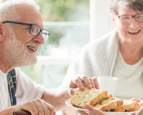 Ältere Menschen essen gemeinsam | © Katarzyna Bialasiewicz Photographee.eu - stock.adobe.com