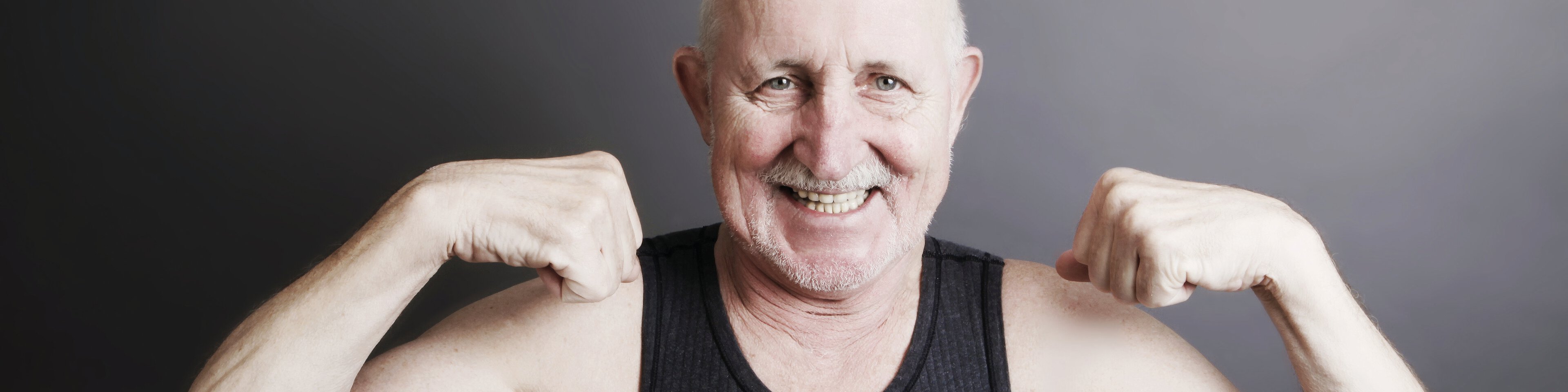 Älterer Mann der seine Muskeln anspannt | © bilderstoeckchen - Fotolia