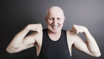 Älterer Mann der seine Muskeln anspannt | © bilderstoeckchen - Fotolia