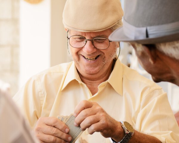 Ältere Männer spielen gemeinsam Karten | © Diego Cervo - stock.adobe.com