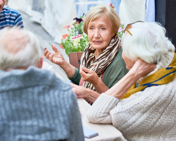 Mehrere ältere Leute unterhalten sich | © Seventyfour - stock.adobe.com