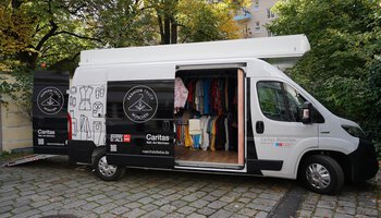 Fahrzeug mit Kleidung im Laderaum | © Caritas München und Oberbayern